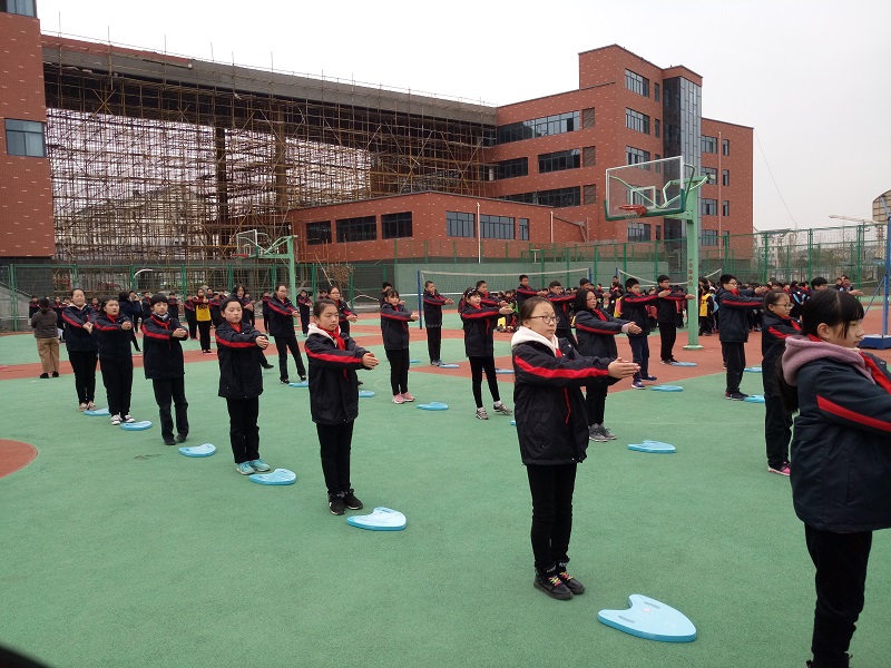 在"阳光"中畅游——南浔锦绣实验学校举行"游泳操"比赛